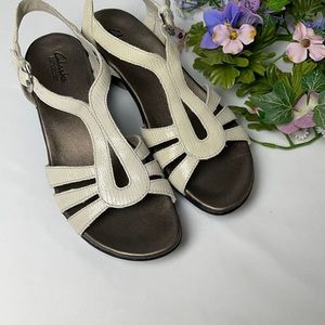 Clarks Bendable Women’s Leather Sandals Size 7.5 W